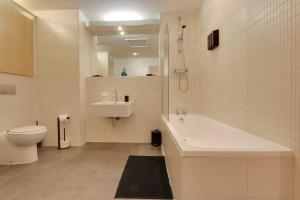 谢菲尔德Home Away From Home - Contractors & Leisure的浴室配有卫生间、盥洗盆和淋浴。