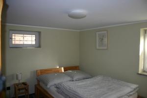米特韦达Quartier78的一间卧室设有一张床和一个窗口