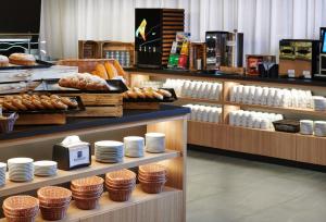哈拉霍夫斯沃诺斯特健康酒店的展示盘子和面包的面包店