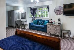 克鲁白狮酒店的客厅配有蓝色的沙发和桌子