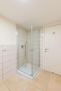 兹奇隆亚科夫Cosy & Calm Central Getaway Modern Guest Suite by Midrachov 1 Queen Bed的浴室里设有玻璃门淋浴