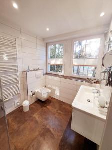 宾茨祖尔阿尔腾博斯特普罗拉酒店的白色的浴室设有卫生间和水槽。