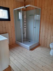 DuffelStation 25A的一间位于客房内的玻璃淋浴间的浴室