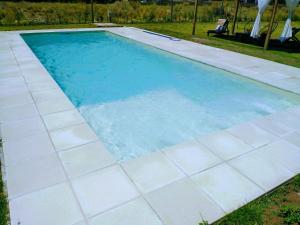 圣拉斐尔La Querencia的蓝色的水和白色瓷砖游泳池