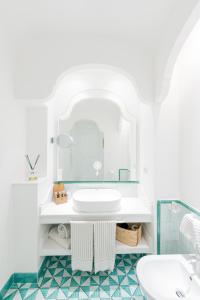 切塔拉塞图斯酒店的一间带水槽和镜子的浴室