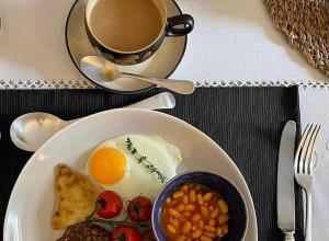 布莱尔高里Heathpark House的包括鸡蛋豆和咖啡的早餐盘