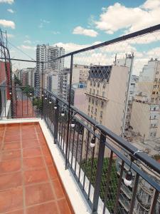 布宜诺斯艾利斯Hermoso Departamento en Recoleta muy luminoso的市景阳台