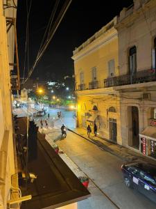 萨尔塔LA RUFINA的一群人晚上在街上走