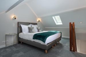 龙河畔丰特奈Domaine et Golf de Vaugouard - La Maison Younan的一间卧室配有一张带绿毯的床