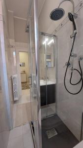 坎波巴索La Maison - Short Rental的带淋浴和盥洗盆的浴室