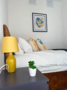 Flitwick Luxury 3 Bedroom Apartment客房内的一张或多张床位