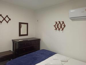 嘎林海斯港Privê Recanto da Enseada - Serrambi的一间卧室配有一张床、梳妆台和镜子