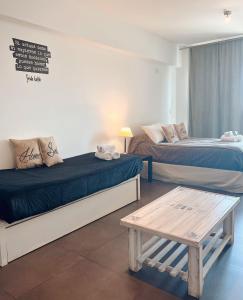布宜诺斯艾利斯Manzanares Suites的一间设有两张床和一张桌子的房间