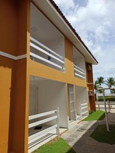 嘎林海斯港Privê Recanto da Enseada - Serrambi的黄色和白色的房子