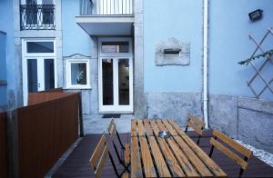 波尔图ChillHouse_Porto的蓝色建筑前的木凳