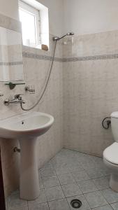 萨兰达Guesthouse Villa Joanna&Mattheo的一间带水槽和卫生间的浴室