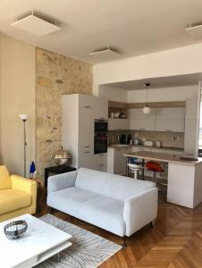 波尔多Fantastic 3-Room apartment heart of les Chartrons - Bordeaux的一间带白色沙发的客厅和一间厨房