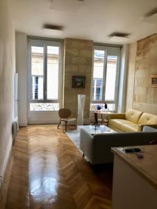 波尔多Fantastic 3-Room apartment heart of les Chartrons - Bordeaux的客厅配有沙发和桌子