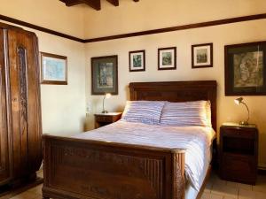 Hardecourt-aux-BoisChavasse House, Chavasse Farm, Somme的一间卧室配有一张带2个床头柜的大型木床
