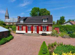 Hardecourt-aux-BoisChavasse House, Chavasse Farm, Somme的黑色屋顶的红白色房子