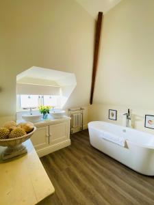 奇平卡姆登Little Campden House的大型浴室设有大浴缸和两个水槽