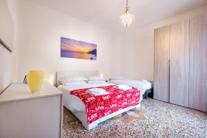 热那亚Waterfront House的一间卧室配有两张床和吊灯。