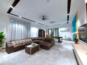 马六甲Good2Stay Villa的客厅配有沙发和桌子