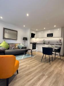 浦耳Sea View Apartment Poole Quay - FREE Parking的客厅配有沙发和桌子
