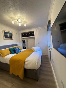 浦耳Sea View Apartment Poole Quay - FREE Parking的一间卧室配有一张黄色毯子床