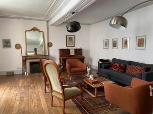 拉沙特尔Maison Harmonie的客厅配有沙发和桌子