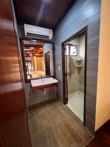 琅勃拉邦Chaluenxay Boutique hotel的一间带水槽和镜子的浴室