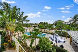 沃思湖Capri Inn & Apartments的棕榈树游泳池及度假村