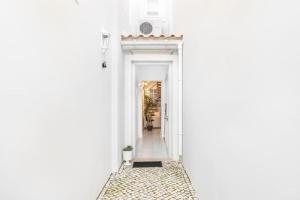 法鲁RG Casa do Carmo的白色房子的走廊,有白色的走廊