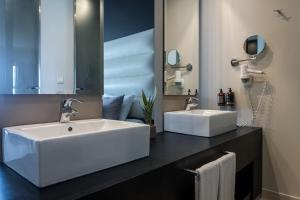 马尔马里E-GEO Easy Living Resort的一间带两个盥洗盆和大镜子的浴室