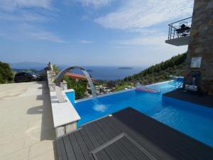 斯基亚索斯镇Sky Sea Resort & Villas的一个带水滑梯的大型蓝色游泳池