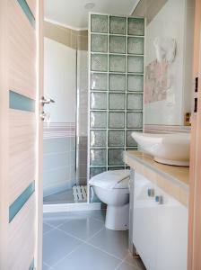 斯基亚索斯镇Sky Sea Resort & Villas的浴室配有卫生间、盥洗盆和淋浴。