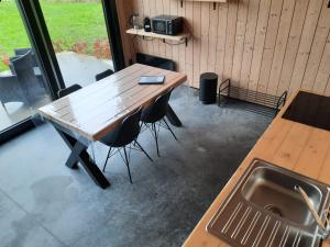 DuffelStation 25A的厨房配有桌椅和水槽