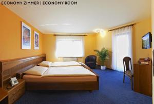 阿彭魏埃尔Hotel Hanauerhof的卧室配有一张床铺,位于一个黄色墙壁的房间