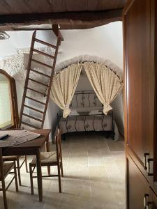 阿尔贝罗贝洛Trulli Antichi Mestieri - Widespread Trulli in the historic center的一间卧室配有带梯子的双层床