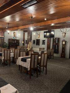 蒂米什瓦拉PENSIUNEA UNO的一间在房间内配有桌椅的餐厅