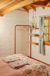 圣马丁德洛斯Nómada的一间卧室设有一张床、一个架子和一个窗户