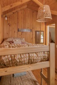 圣马丁德洛斯Nómada的木制客房内的一间卧室,配有一张床