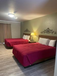 RooseveltRoosevelt Resort Park的两张位于酒店客房的床铺,配有红色床单