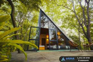 哈伯勒内Gabaa Resort & Spa - Habarana的森林中间的玻璃房子