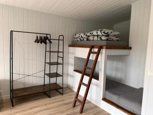 利耶帕亚Nicas guest house的客房设有两张双层床和一张床。