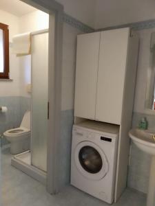 法诺Raki Apartment的一间带洗衣机和水槽的浴室