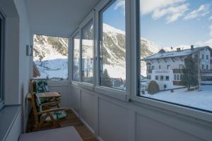 加尔蒂Apart Bergli的客房设有窗户,享有雪山美景。