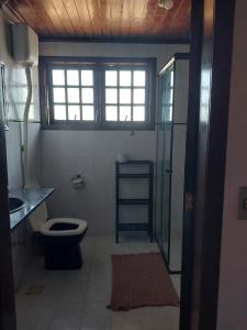 布希奥斯Flats Tartaruga Búzios的一间带卫生间和玻璃淋浴间的浴室