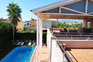 马略卡岛帕尔马VILLA ALFABIA的享有带游泳池的房子的景色