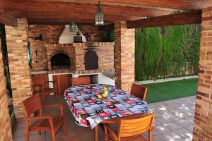 马略卡岛帕尔马VILLA ALFABIA的庭院配有桌椅和壁炉。